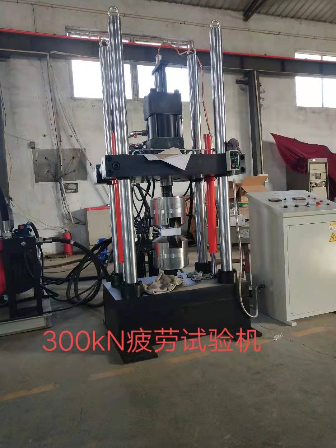 濟(jì)南新時(shí)代試金試驗(yàn)機(jī)廠出口俄羅斯、30噸疲勞試驗(yàn)機(jī)